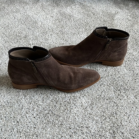 Italeau Italian made Suede Booties. Size 8-1/2 / 38-1/2 EU - Picture 3 of 5
